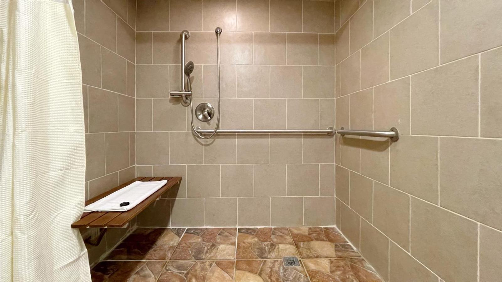 Hotel d'Lins Ontario Airport Main image 2