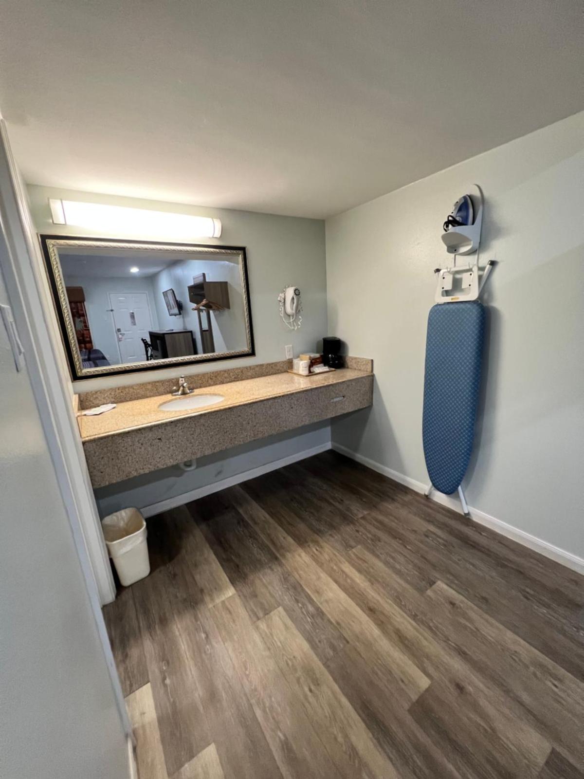 Continental Inn and Suites Main image 1