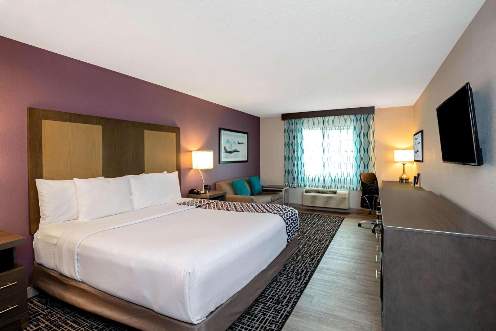 La Quinta Inn & Suites by Wyndham Las Vegas Nellis banner image