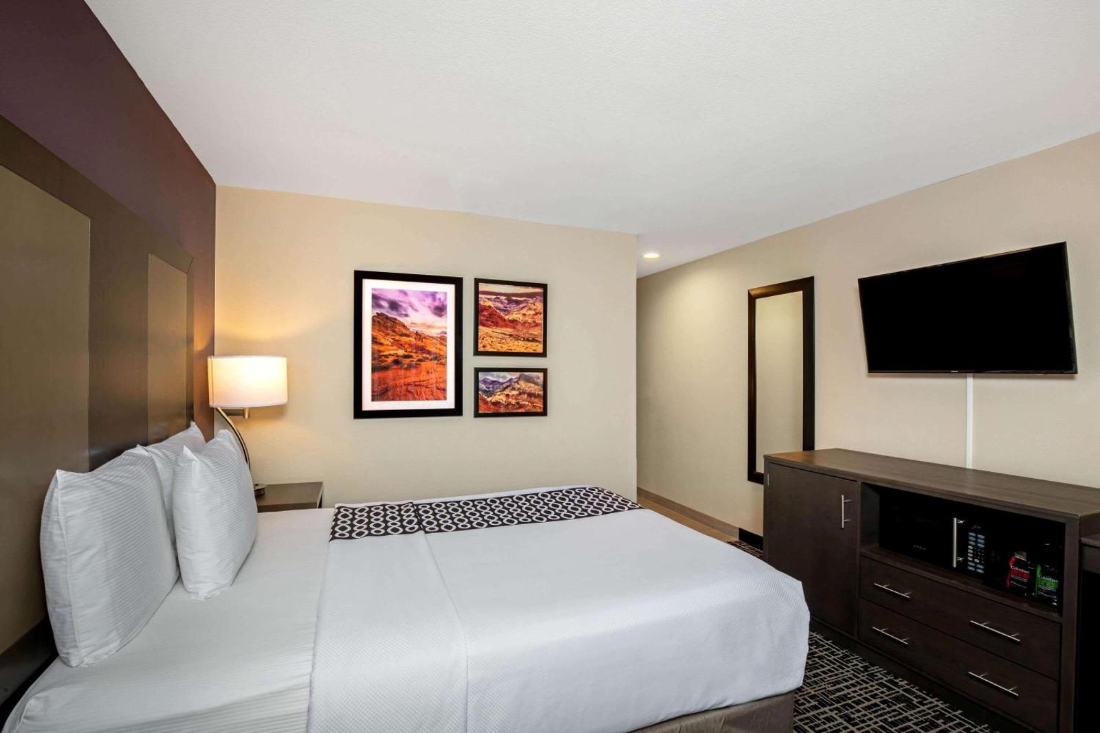 La Quinta Inn & Suites by Wyndham Las Vegas Nellis banner image