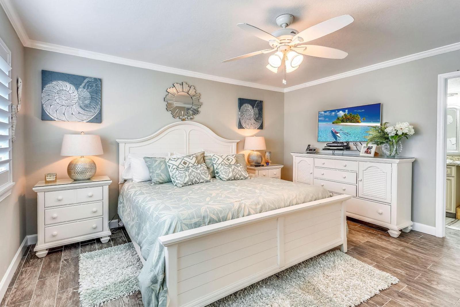 Lands End #306 building 7 - Beach Front Main image 1