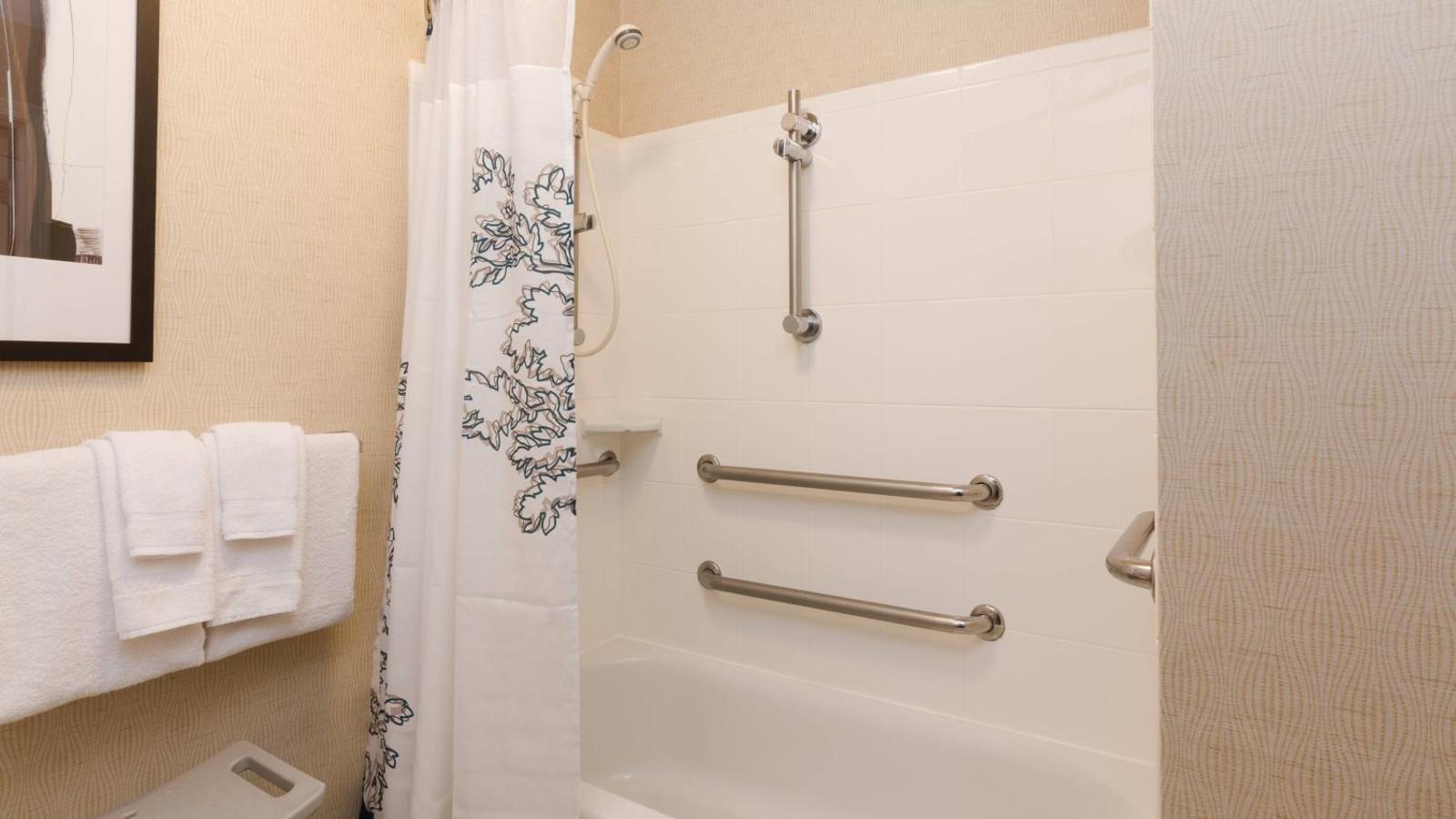 One-Bedroom King Suite with Sofa Bed and Adapted Tub - Mobility Accessible