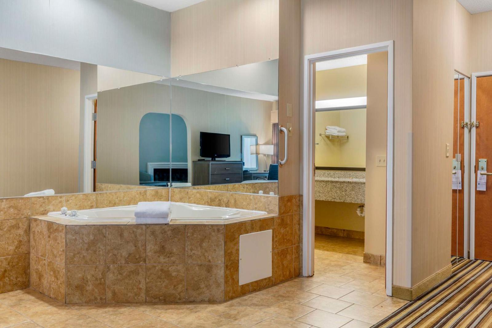 King Room with Hot Tub - Non-Smoking
