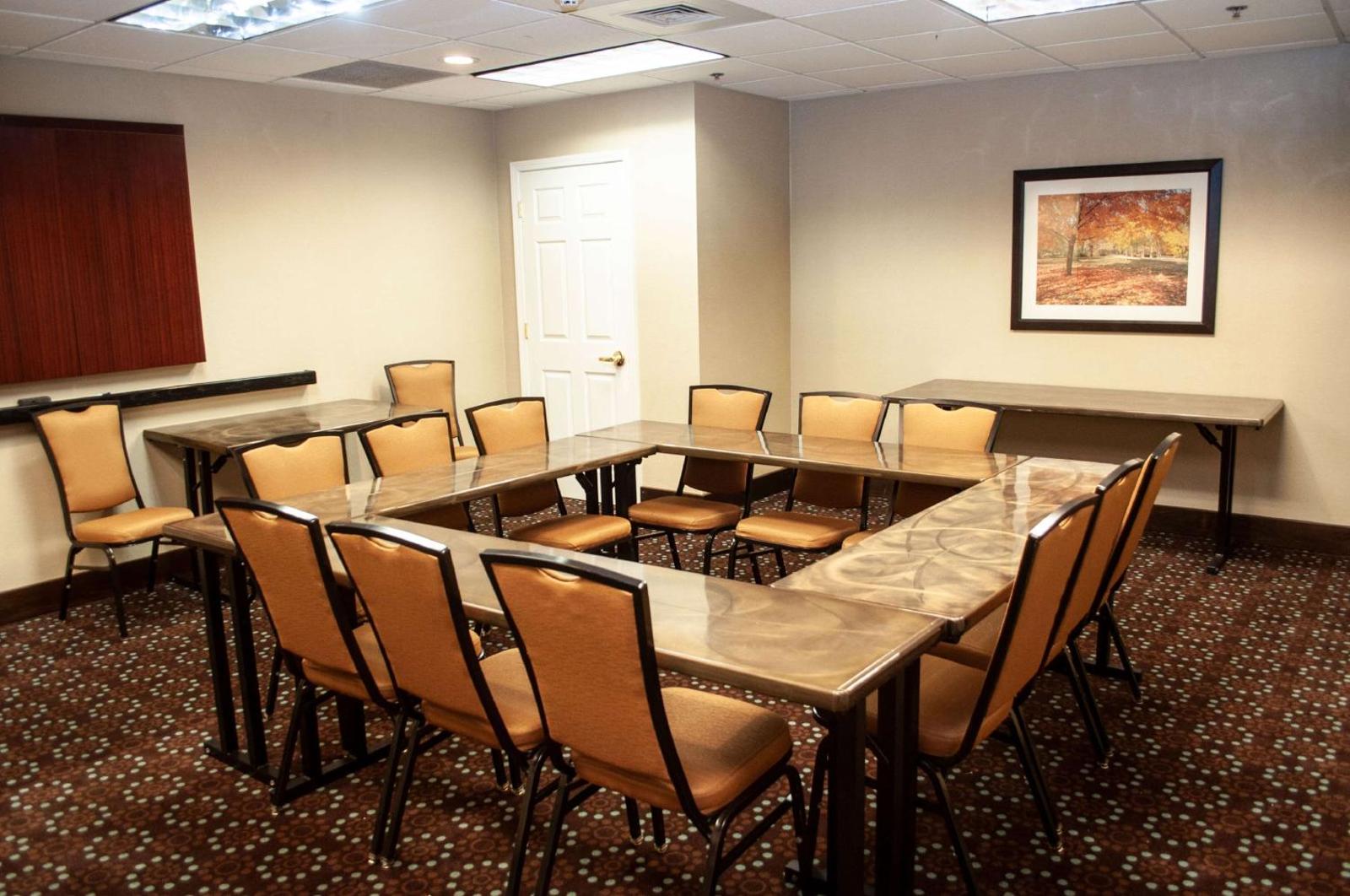 Hampton Inn Terre Haute Main image 2