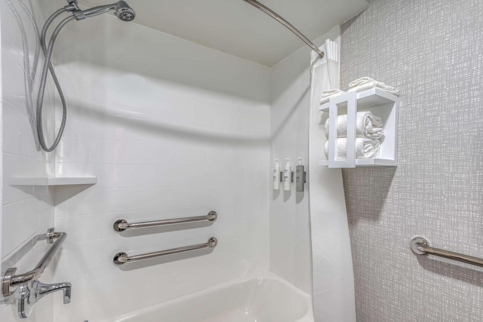 Hampton Inn New Philadelphia Main image 1