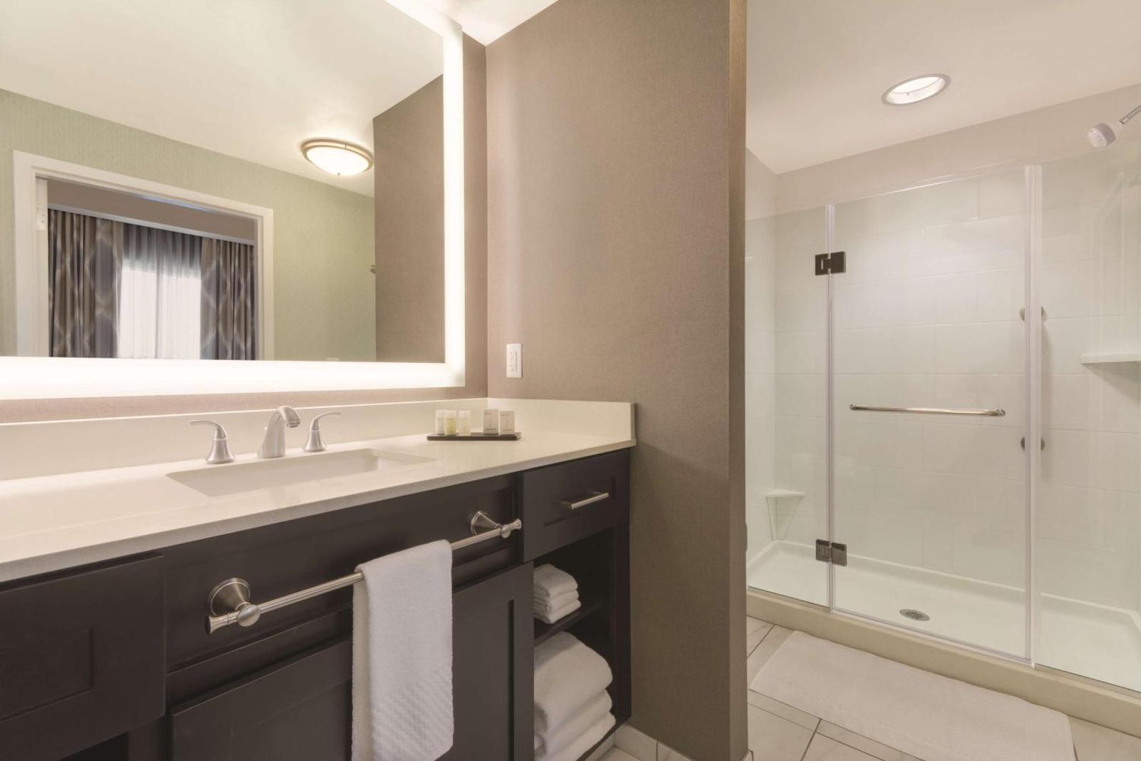 Popular attractions Area Nearby Property