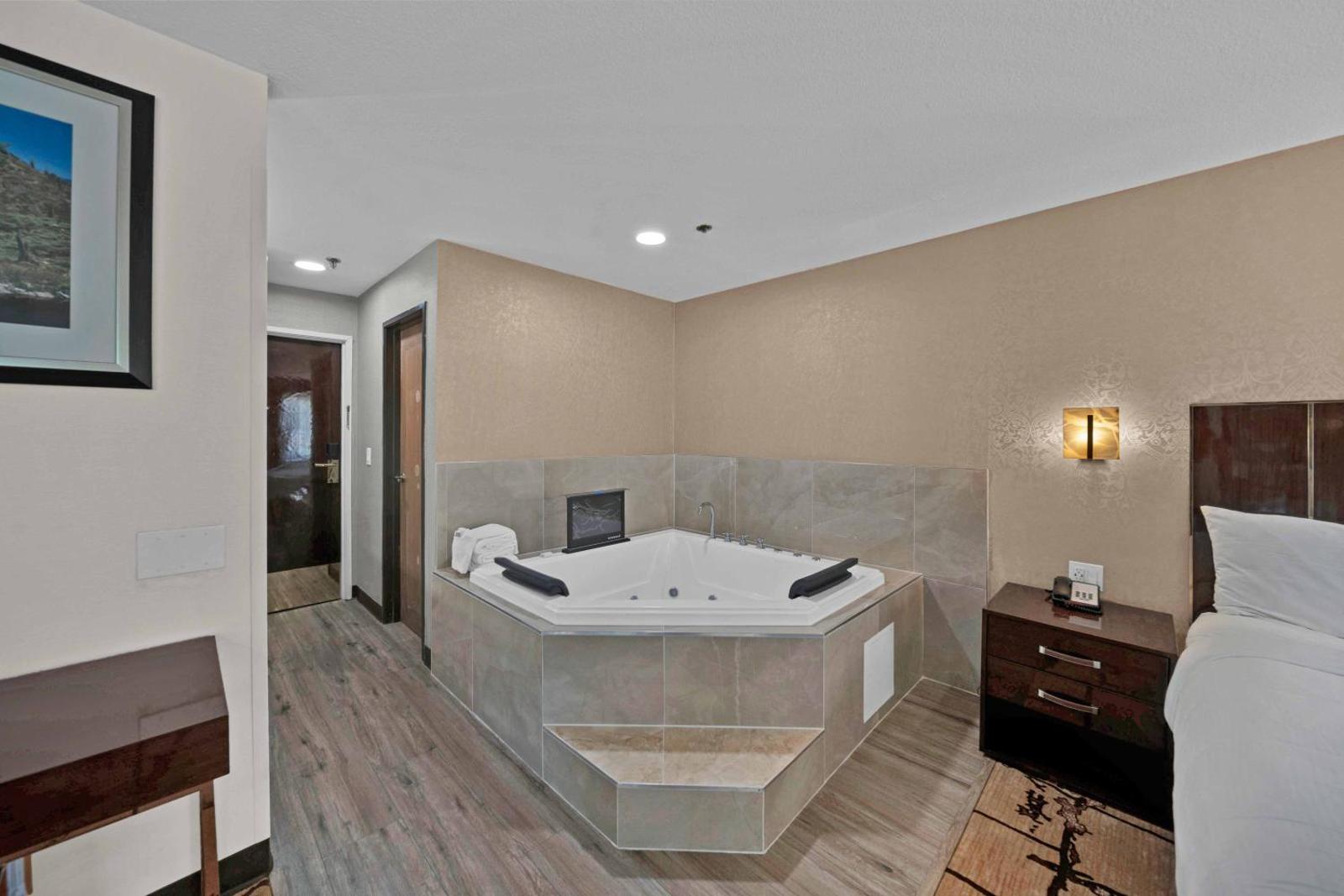 King Suite with Hot Tub - Non-Smoking