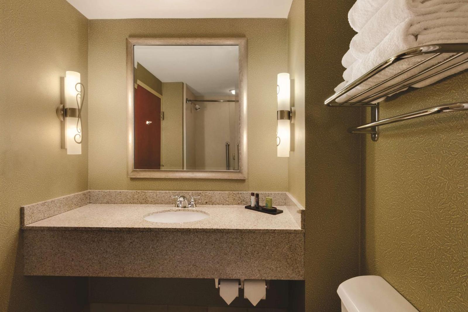Embassy Suites Northwest Arkansas - Hotel Spa & Convention Center Main image 2