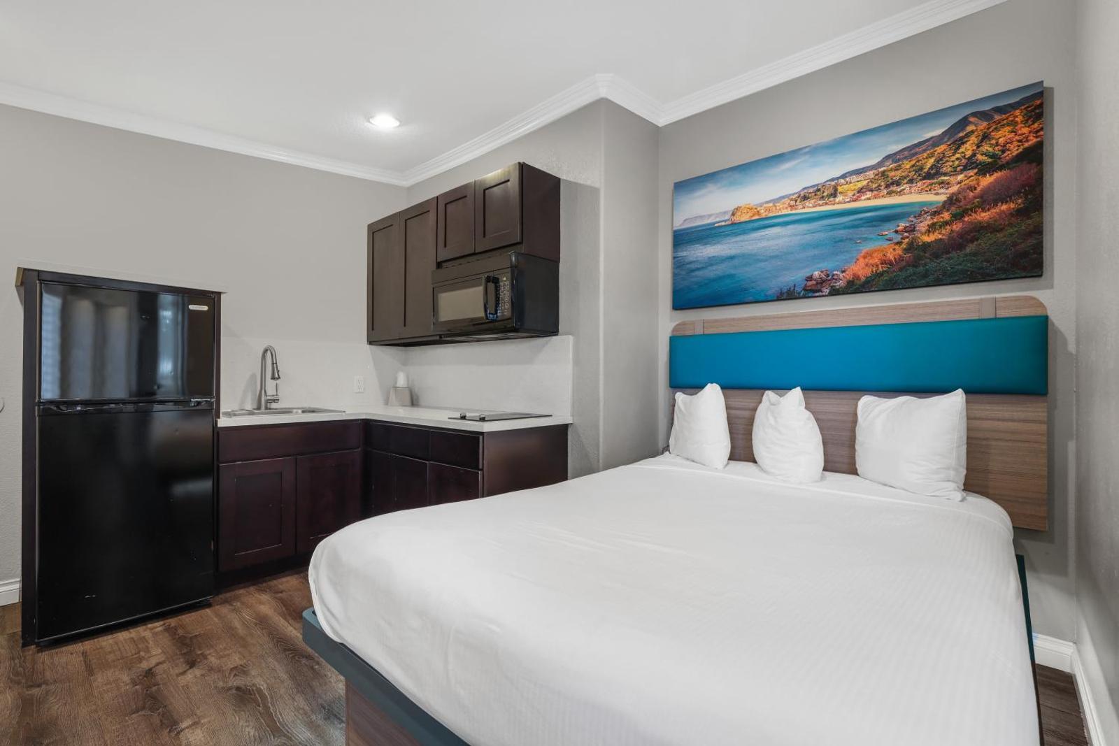 2 Room Suite with Kitchen