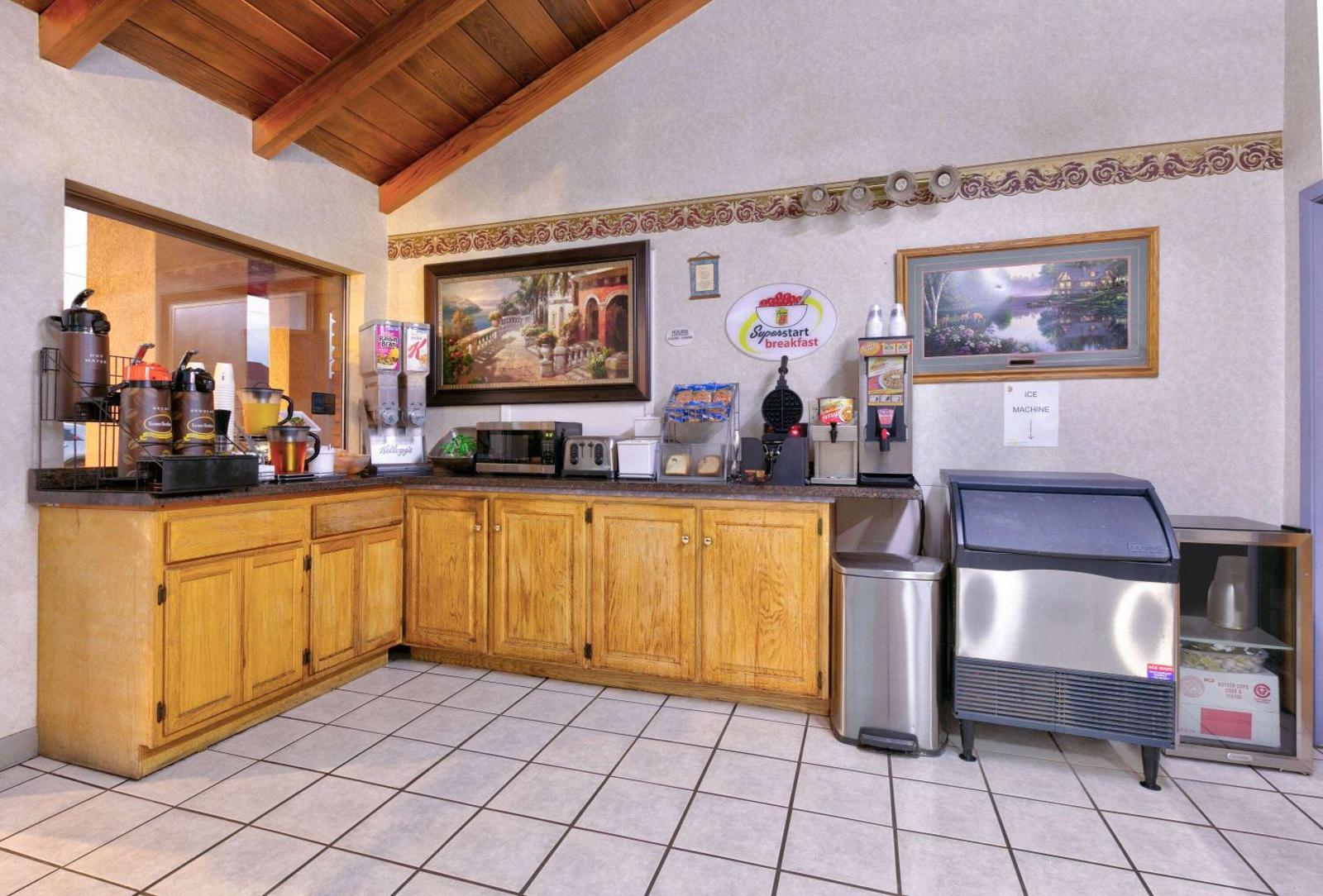 Super 8 by Wyndham Vernon Main image 1