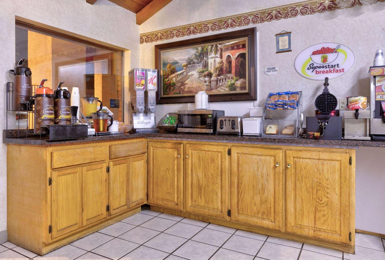 Super 8 by Wyndham Vernon Main image 2