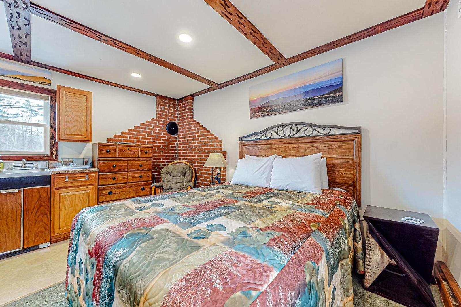 Riverbank Motel and Cabins Main image 1