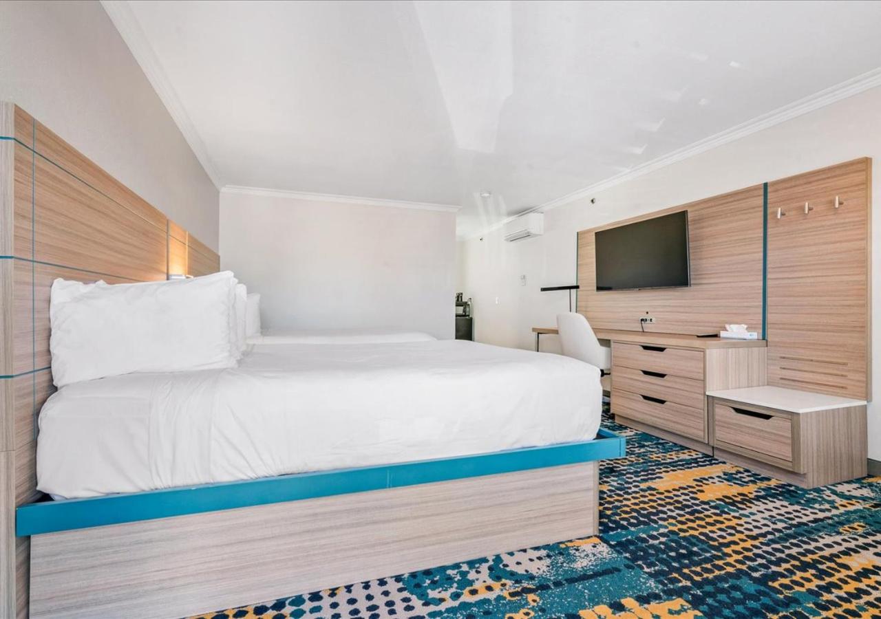 Queen Room with Two Queen Beds with Ocean View