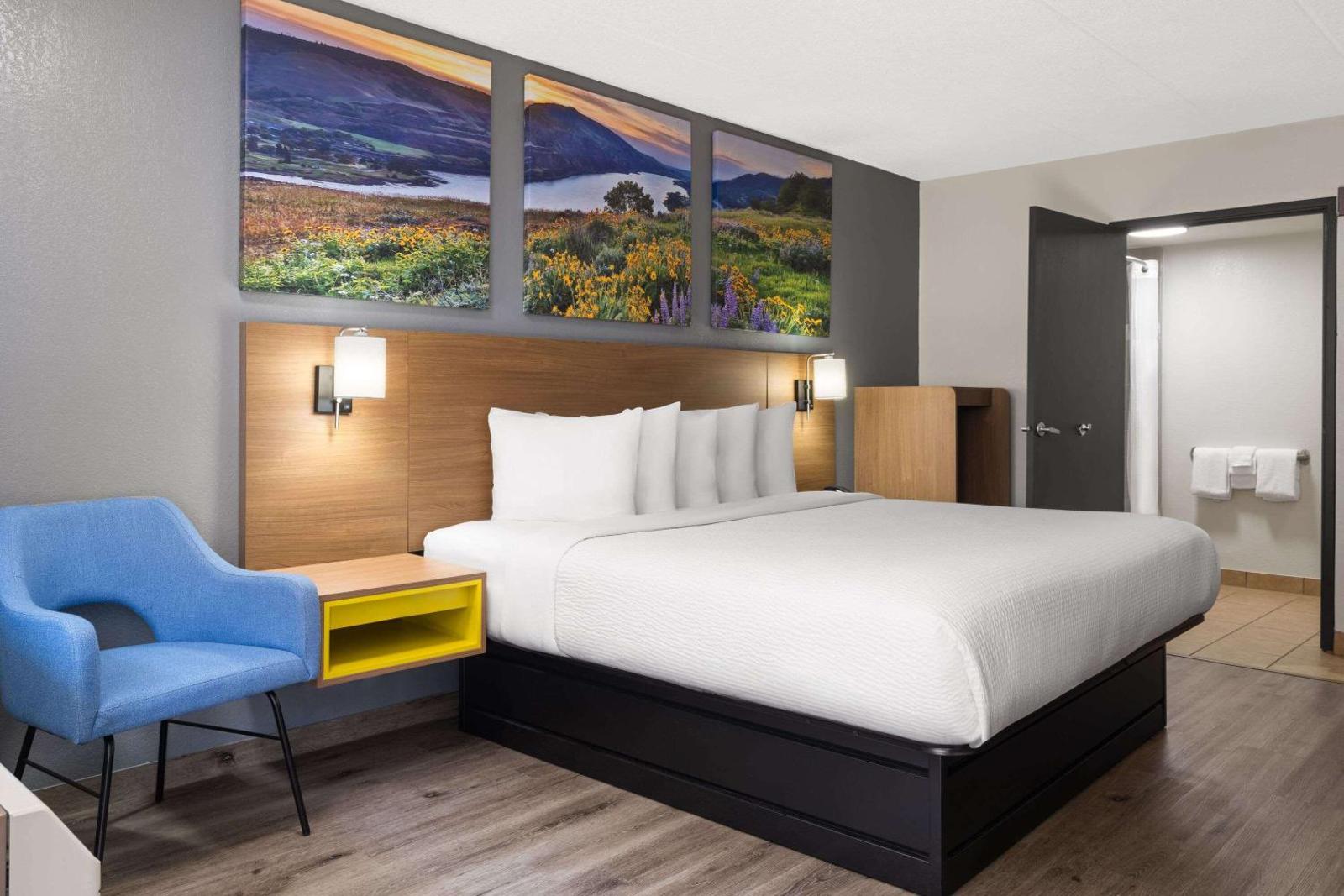 King Room with Mobility Access and Bathtub with Grab Bars, Non-Smoking