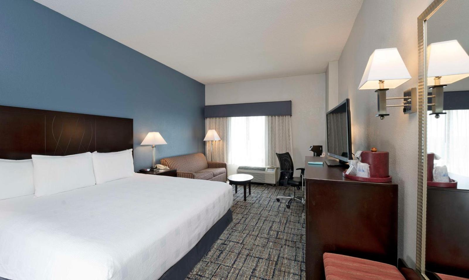 King Suite - Non-Smoking