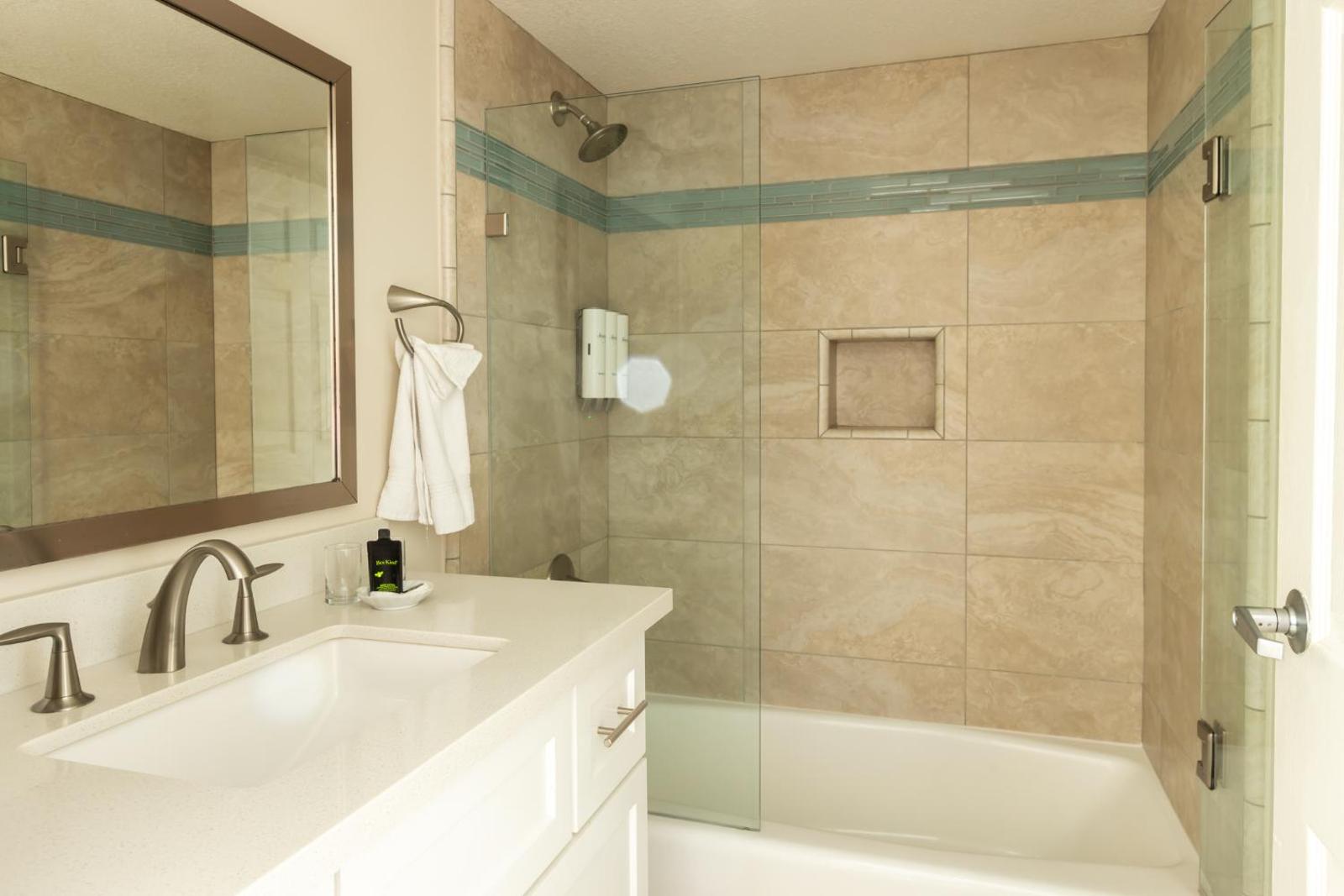 Estudio con Vista Parcial al Océano