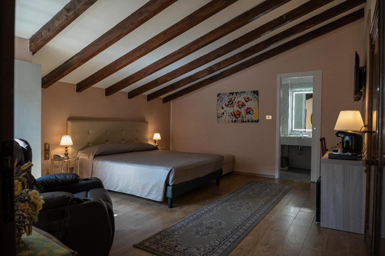 Queen Suite with Spa Bath