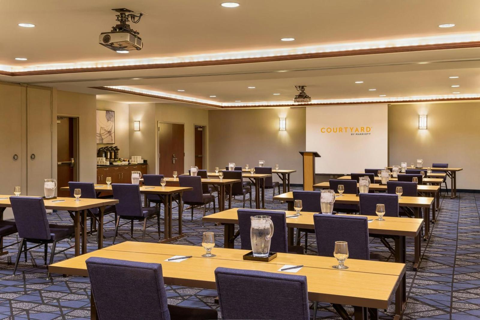 Courtyard by Marriott Madison West / Middleton Main image 1