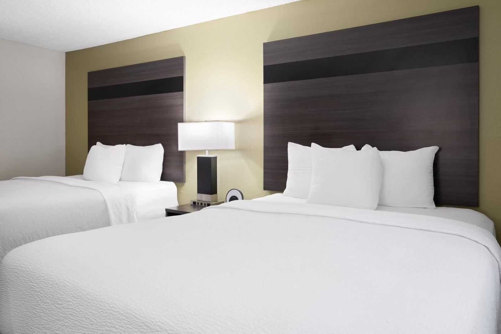 Super 8 by Wyndham Liberty NE Kansas City Area Main image 1