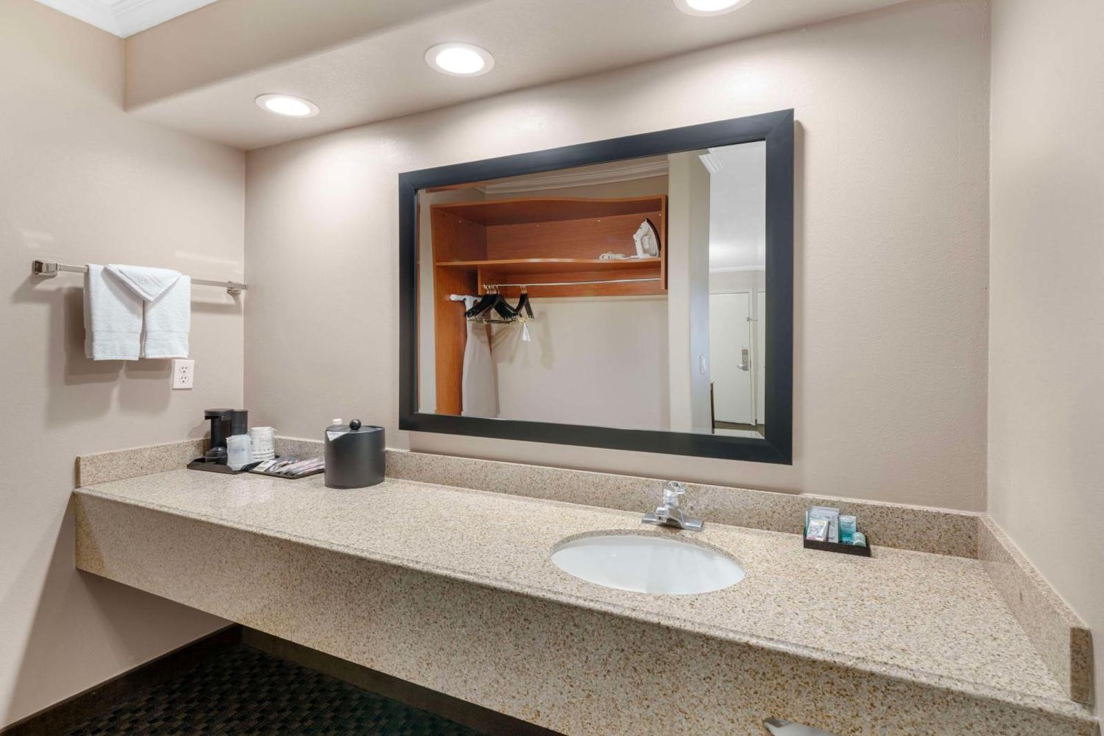 Best Western Oxnard Inn Main image 2