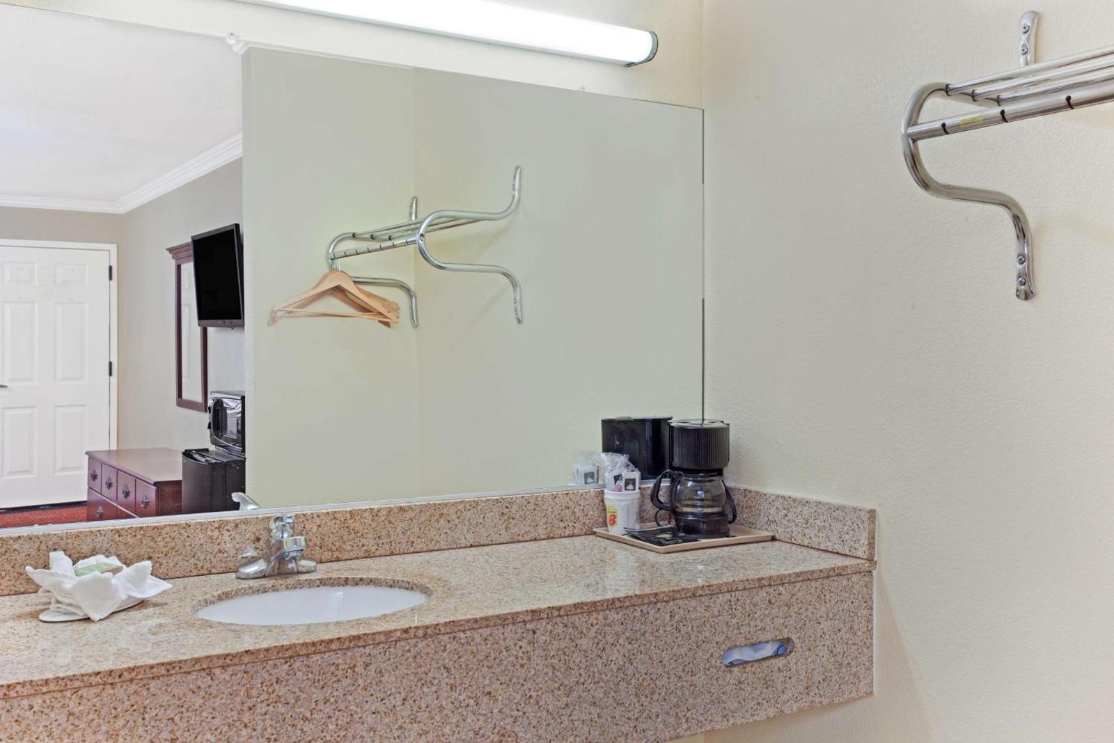 King Room - Non-Smoking