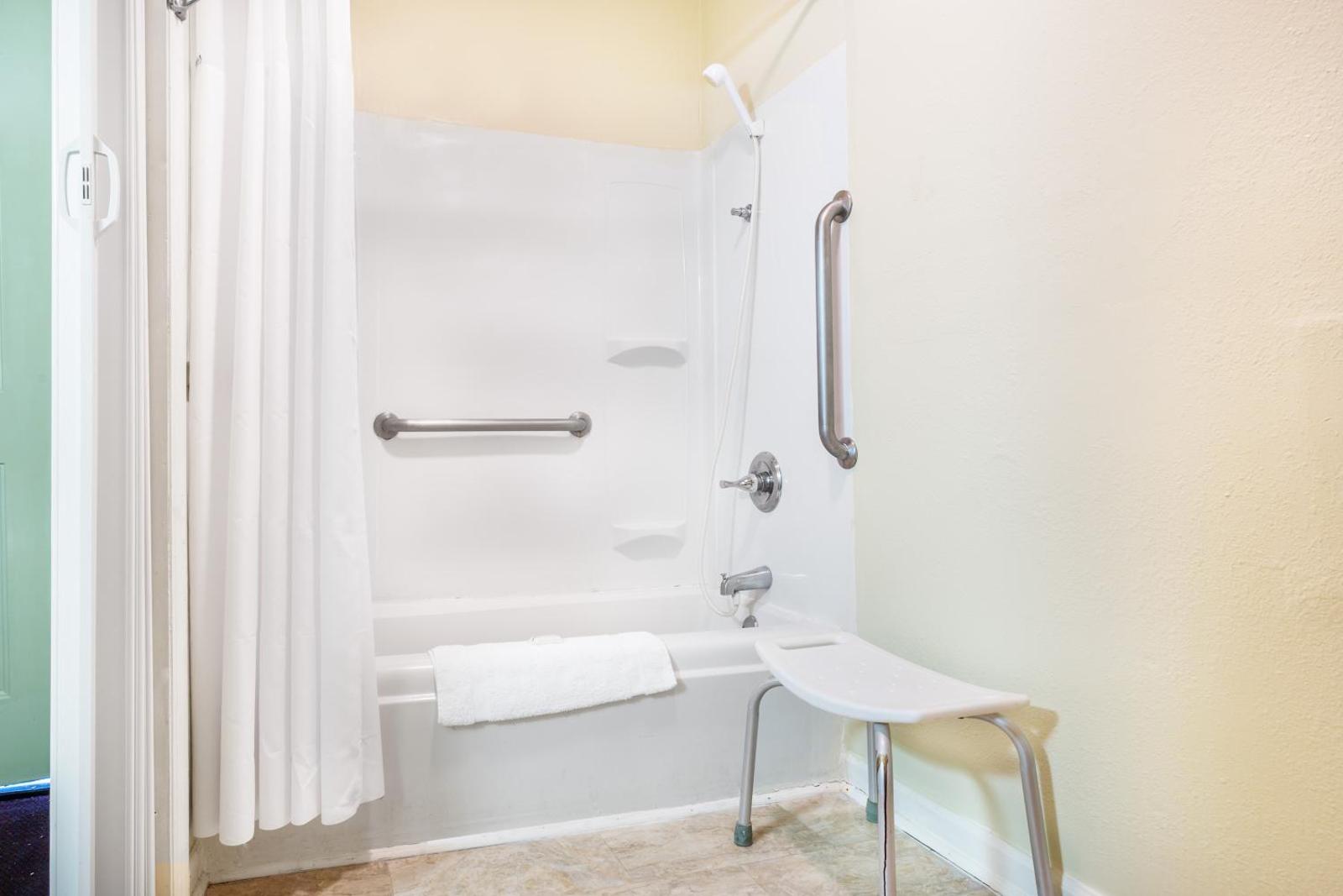 Super 8 by Wyndham Manning Main image 1