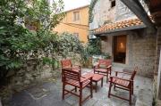 Apartment Il Cortile with garden and parking
