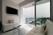 The White Pearl Suite - beach front city centre with sea view.