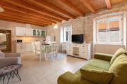 Villa Mama - Traditional Apartments in Omis, free parking