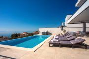 Villa Nano, 4 bedrooms, jacuzzi, heated pool, sea views, pebble beach 850m