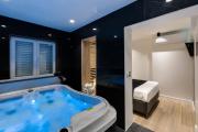 Downtown Marcius Luxury Apartment with Jacuzzi & Sauna