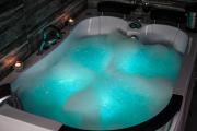 Cracow Jacuzzi Apartments Silver Room
