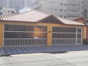 Casa Tupi 3 quadras da praia em condomínio