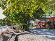 Pé na Areia da Praia dos Ossos e Seis Suítes