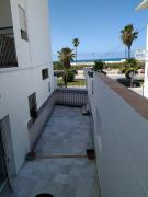 Apartamento primera linea de playa con gran patio, consultar disponibilidad de aparcamiento
