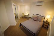 Silver House - Melbourne Airport Accommodation - 7 Minutes from Melbourne Airport