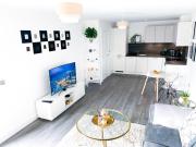 Modern 2 Bed Apartment with Central Location