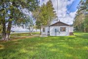 Lovely Lake Huron Getaway Beach Access and Kayaks!
