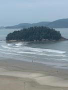 São Vicente Itararé prédio frente mar apto fundo vista parcial