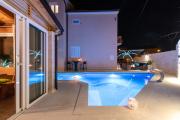 Villa San Tonini Deluxe Apartment with private heated swimming pool