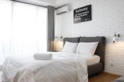 Comfy & Artsy Studio at Beverly Dago Apartment By Travelio