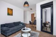 Modern Apartment with Balcony & Private Parking 5 min from Amphitheater