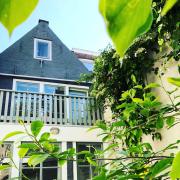 LUXE TOPLOCATIE! Monument hartje centrum Dordrecht, 2 badkamers, 2 keukens, tuintje (10 personen)