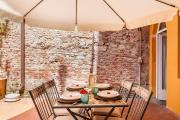 Hostly - Garden House near the Tower - Historical house with Private Garden