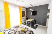 BLACK & YELLOW Centrally located studio