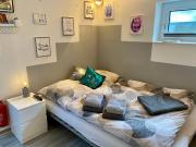 Modernes Zimmer mit Küchenzeile und Bad