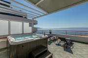 Seaside Penthouse with Hot Tub SKY LIVING