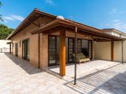 Casa ampla e arejada, com piscina e churrasqueira - 03 dormitórios