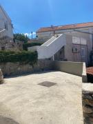 Top Ustrine Top Ustrine