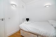 Modern 1 Bed Flat in Holborn, London for up to 2 people with free wifi